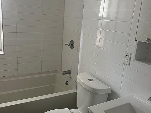 4th image of 4 S Pinehurst Ave APT 2D