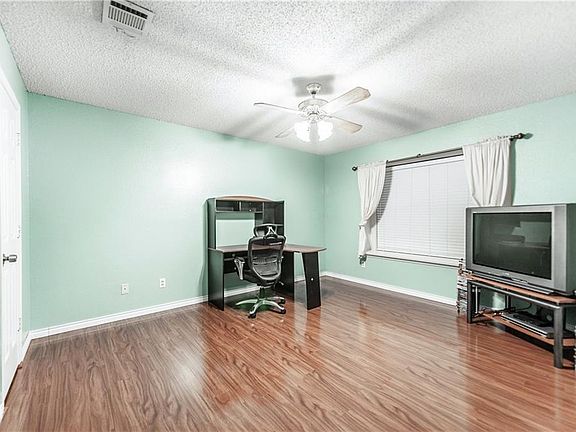 3rd image of 2606 Oak Point Dr