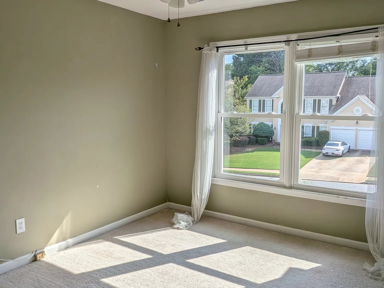 4 bed, 2428 sqft, $799 — Photo 2