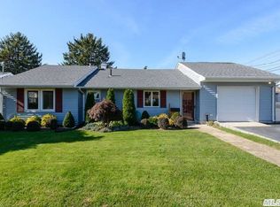 2 Sands Rd, Glen Cove, NY 11542