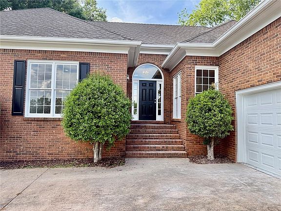 2nd image of 3607 Hampstead Ln NE