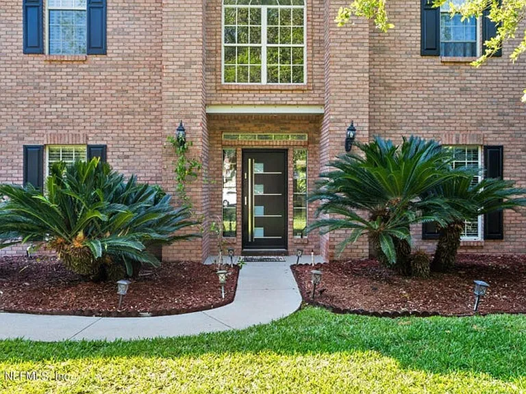 425 Oak Pond Dr — Photo 3