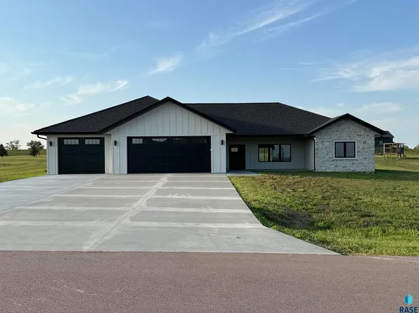 106 Caleb Ct, Parker, SD 57053