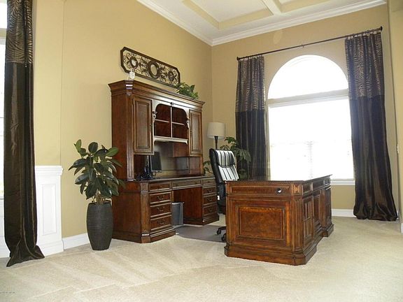 3rd image of 168 Ellsworth Cir