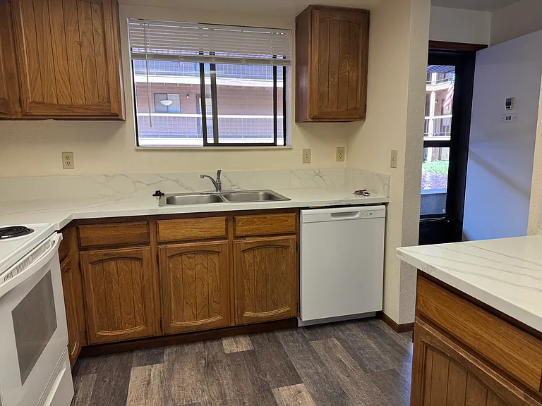 THE FORUM APARTMENTS — Photo 14