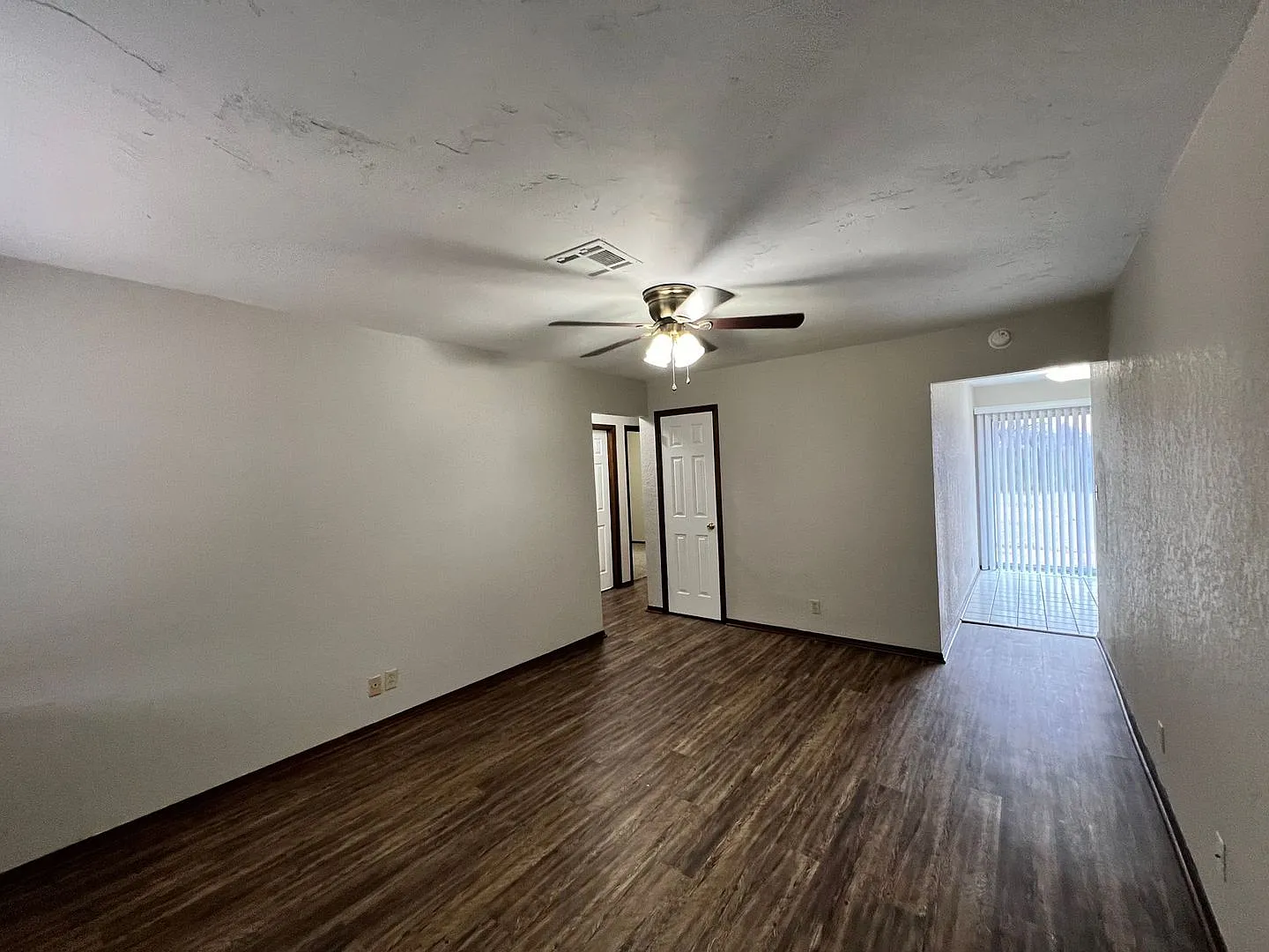 Charming 3 Bedroom Home in Mustang School District — Photo 2