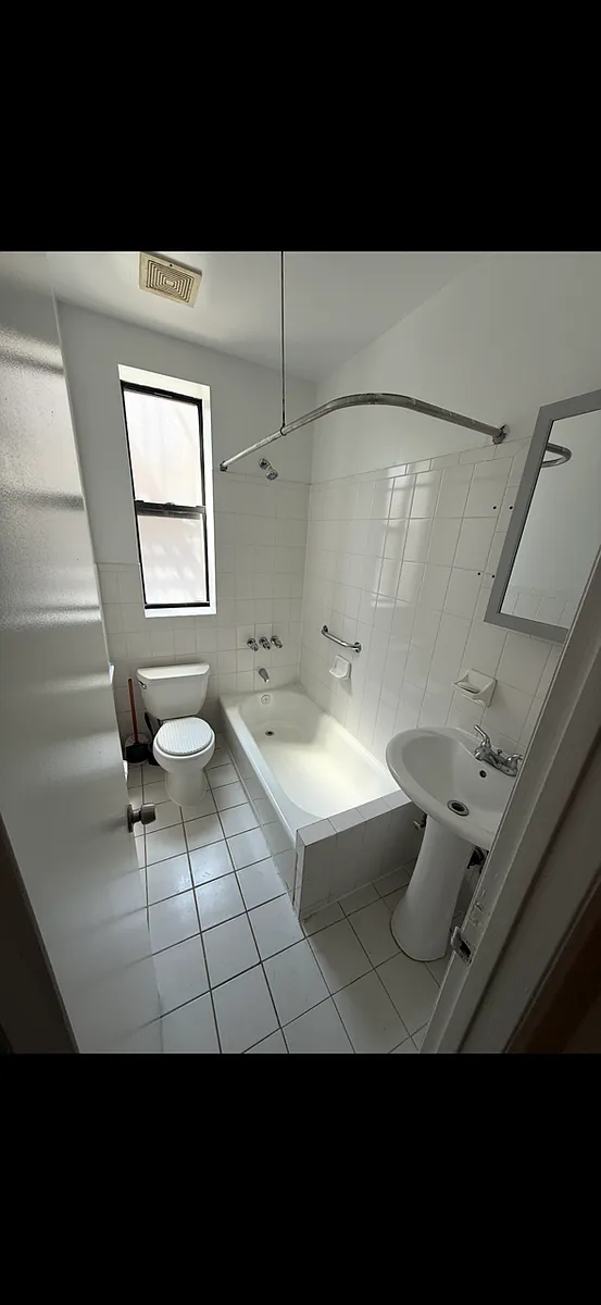 Building Photo - 96 Lockwood Ave #3