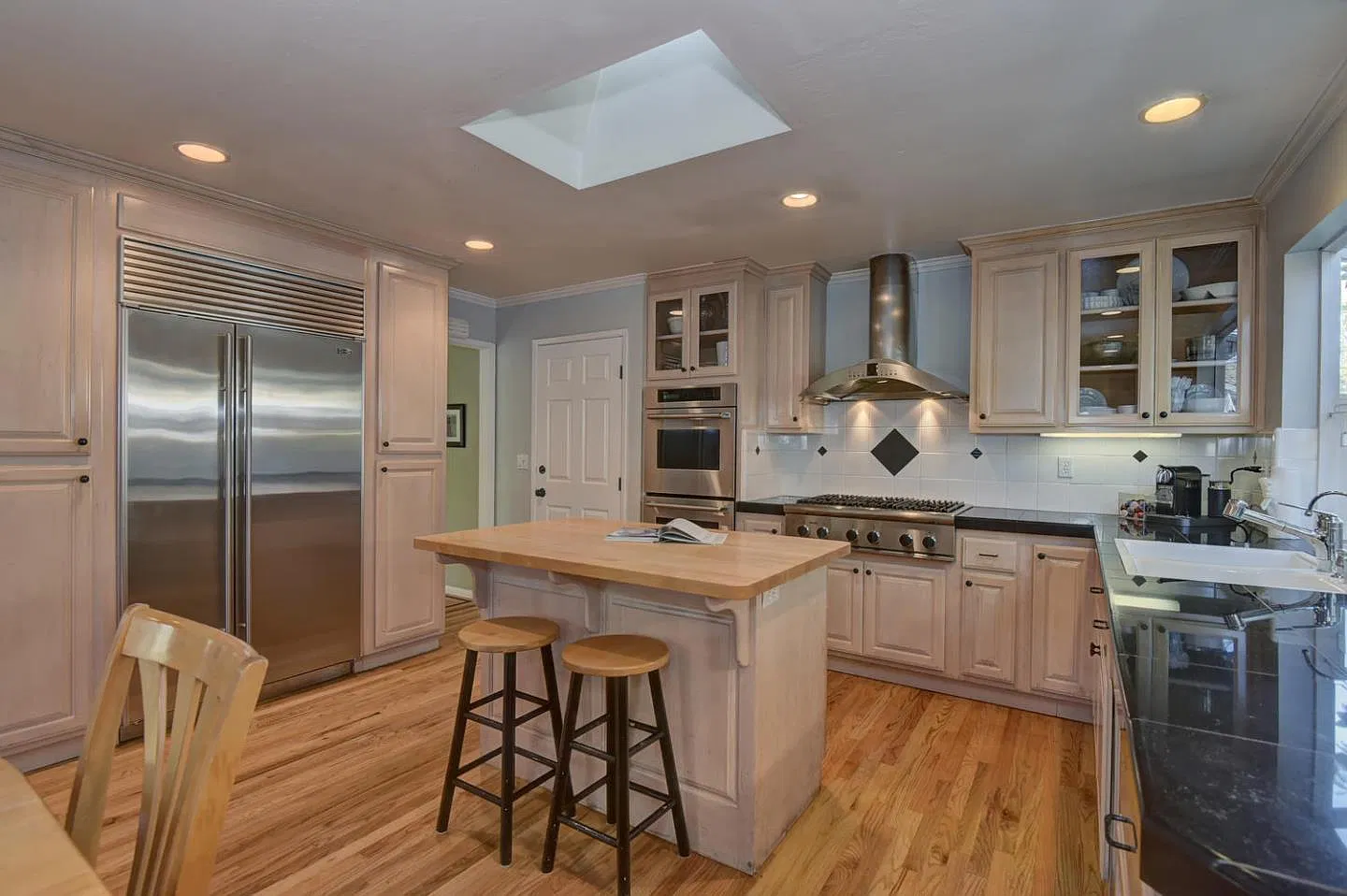 4 bed, 1642 sqft, $6,400 — Photo 4