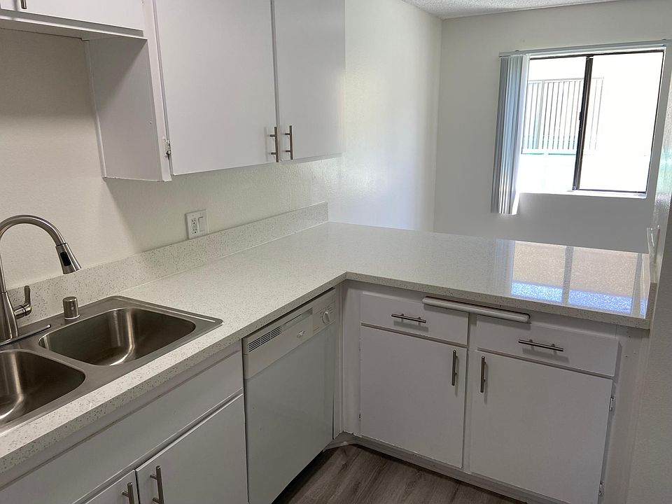 1st image of 2724 Abbot Kinney Blvd #37fn7k1bw