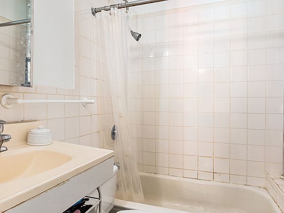 5th image of 725 Greenwich St APT J5