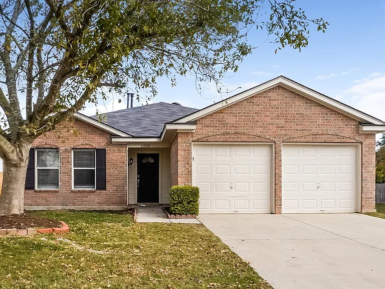 15810 Brisbane Dr — Photo 2