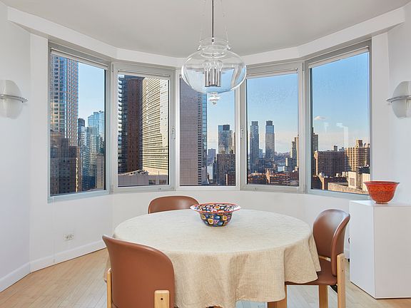 4th image of 44 W 62nd St APT 21B