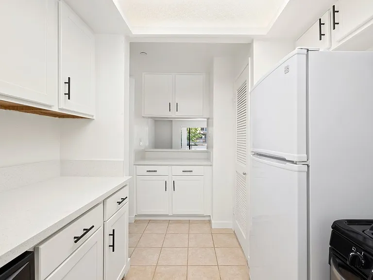 1141 N Columbus Ave — Photo 20