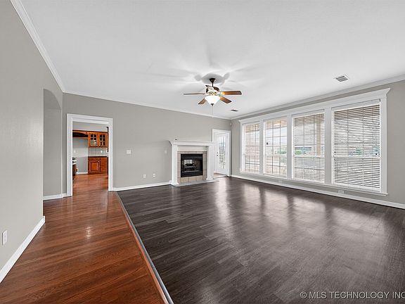 3rd image of 1907 W Rockport Pl