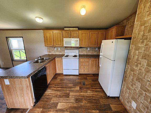 3rd image of 16339 County Road 1526garden Oaks #121