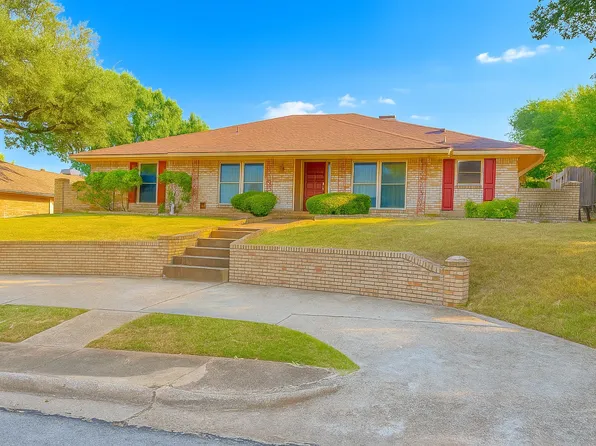 906 Heather Knoll Dr, Desoto, TX 75115