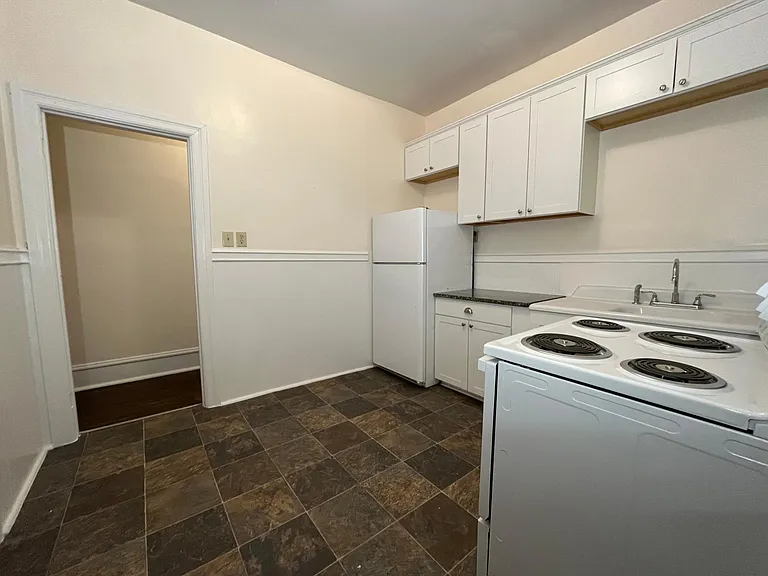 637 W 4th St #2 — Photo 10