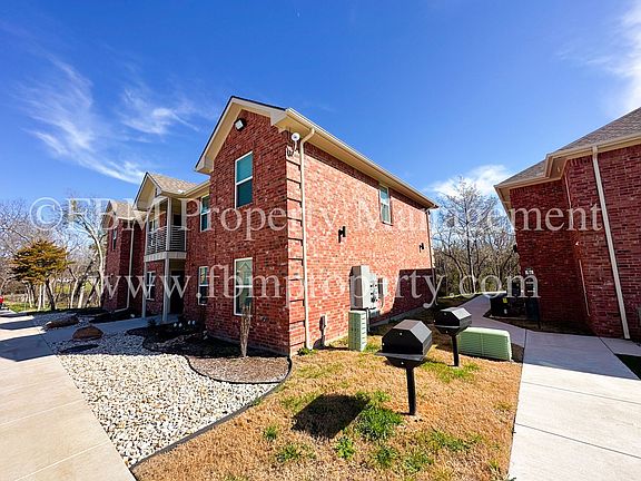 3rd image of 1203 N Clay St #211