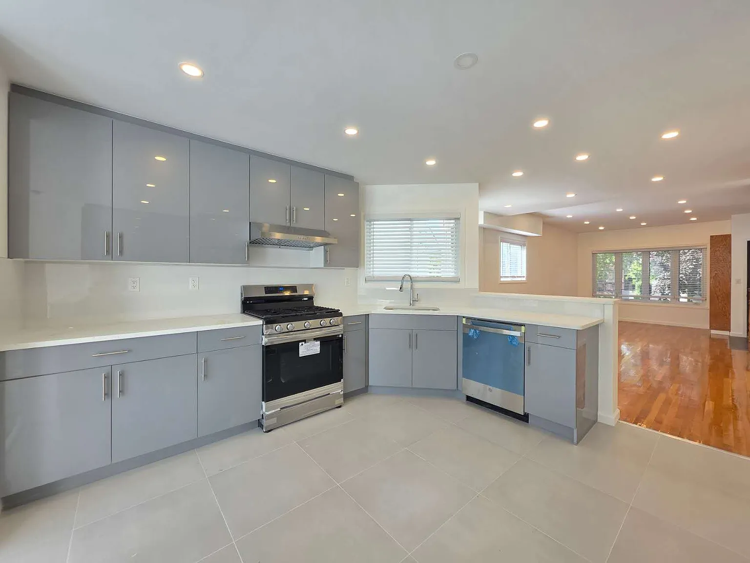 3 bed, 2.5 bath, 1800 sqft, $3,800 — Photo 1
