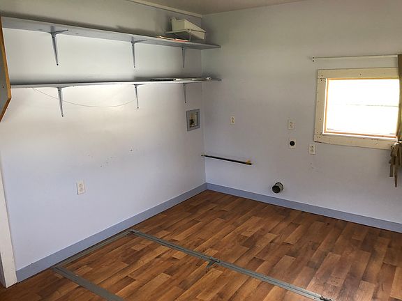 5th image of 226 E Avenue B