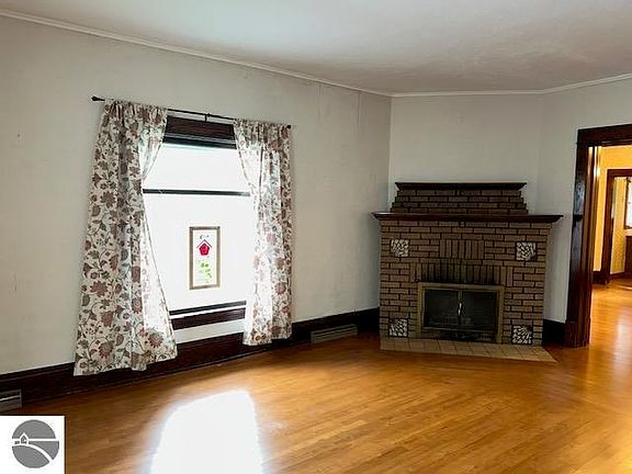 3rd image of 435 E Nelson St