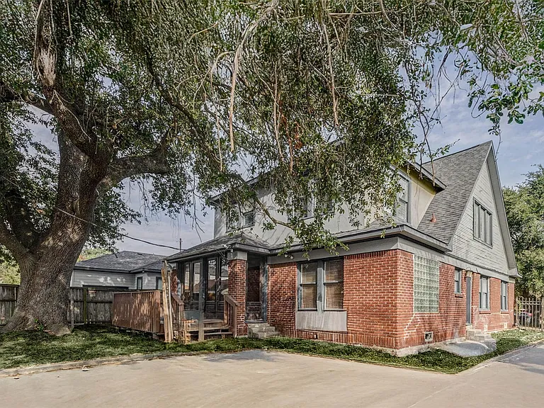 2410 Cleburne St — Photo 5