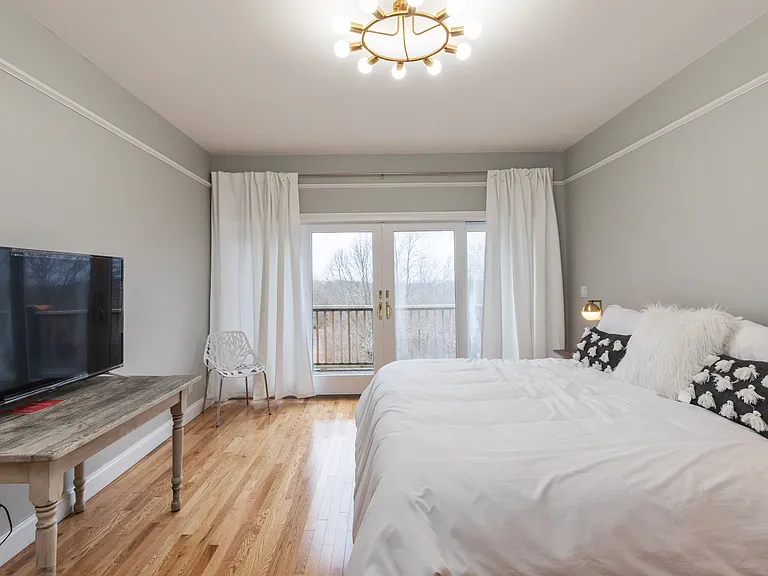 242 N Magee St — Photo 11