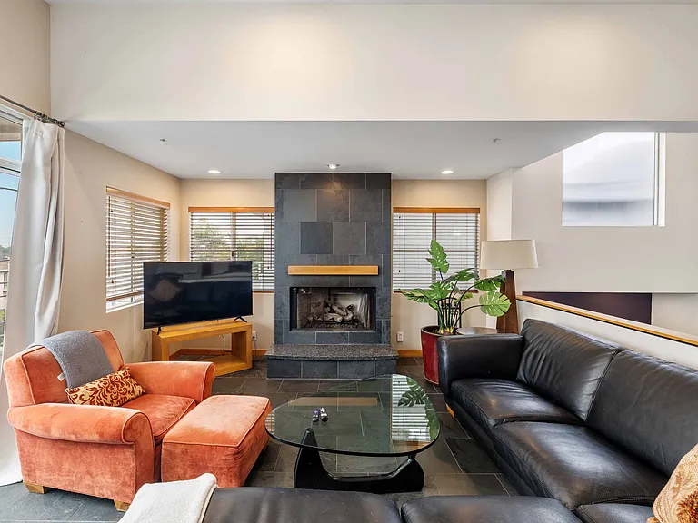 452 Marine Pl — Photo 5