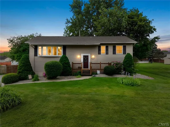 19 Buccaneer Bnd, Baldwinsville, NY 13027
