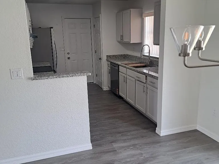 901 SW 7th St — Photo 6