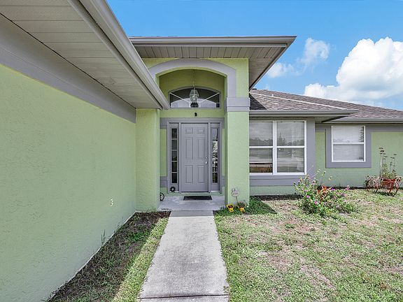 4th image of 1591 SE Airoso Boulevard