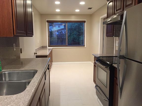 3rd image of 925 Barstow Ct
