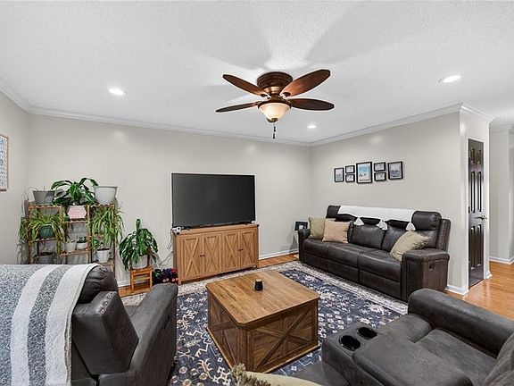 5th image of 370 Lee Rd