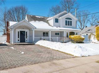 17 Tangle Ln, Wantagh, NY 11793