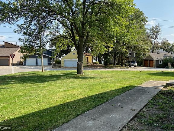 3rd image of 1900 N Shore Dr