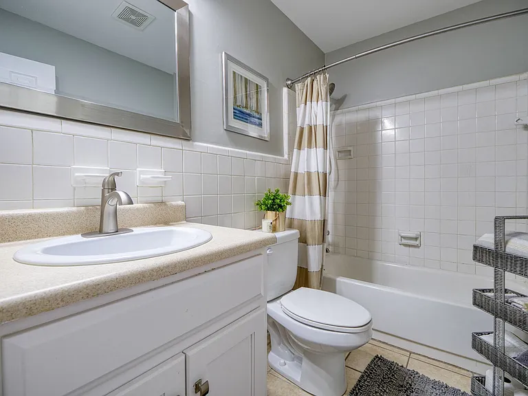 Center Town Condominiums — Photo 8