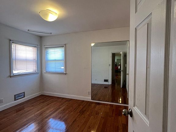 4th image of 16225 76th Ave Floor 1