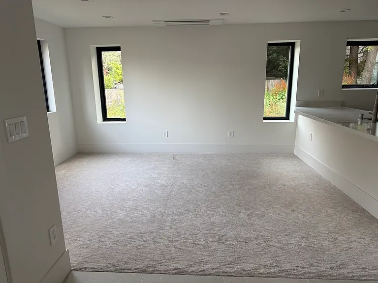9437 Slater Ave NE — Photo 2
