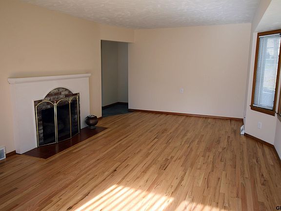 4th image of 301 Kayleen Dr