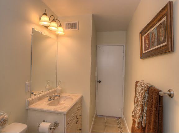 5th image of 2956 Taper Ave