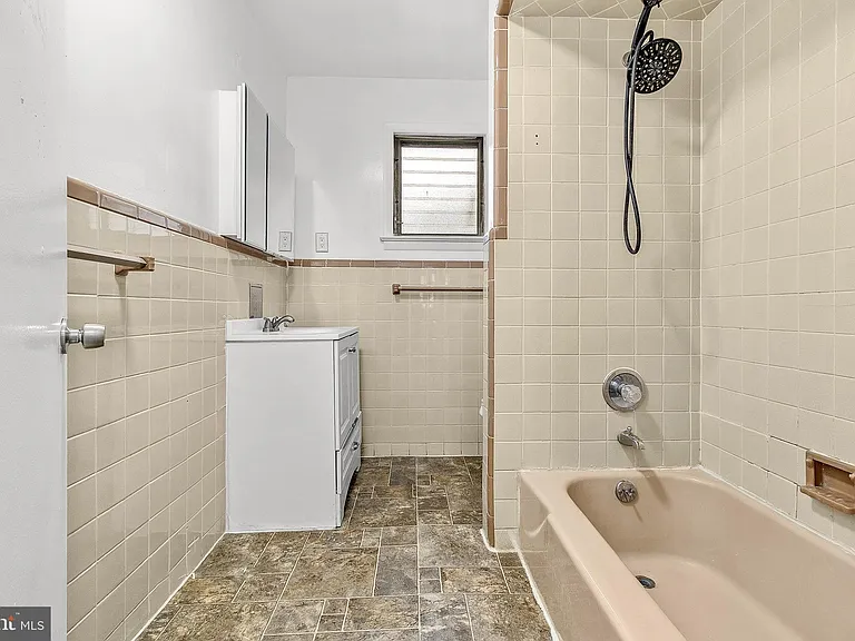 224 E Washington St — Photo 7