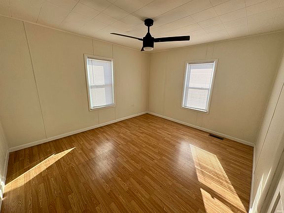 4th image of 415 E Oak St