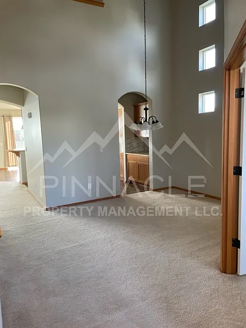 4 bed, 2.5 bath, 2393 sqft, $2,800 — Photo 3