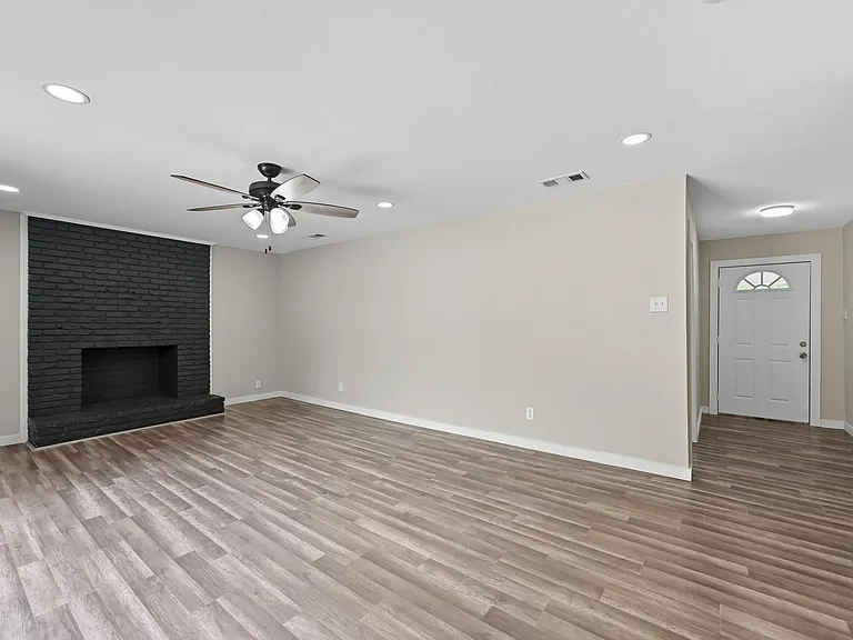 1927 Riverway Dr — Photo 3