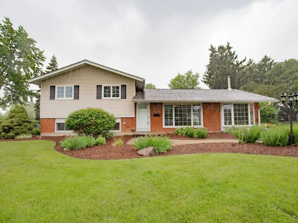 525 Briarcliff Ln, Hoffman Estates, IL 60169