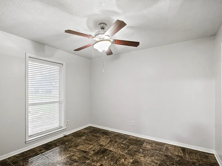 1905 Zapp Ln — Photo 9