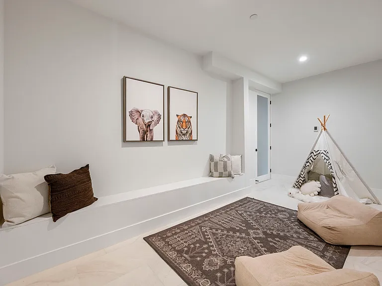 5883 Margarido Dr — Photo 31
