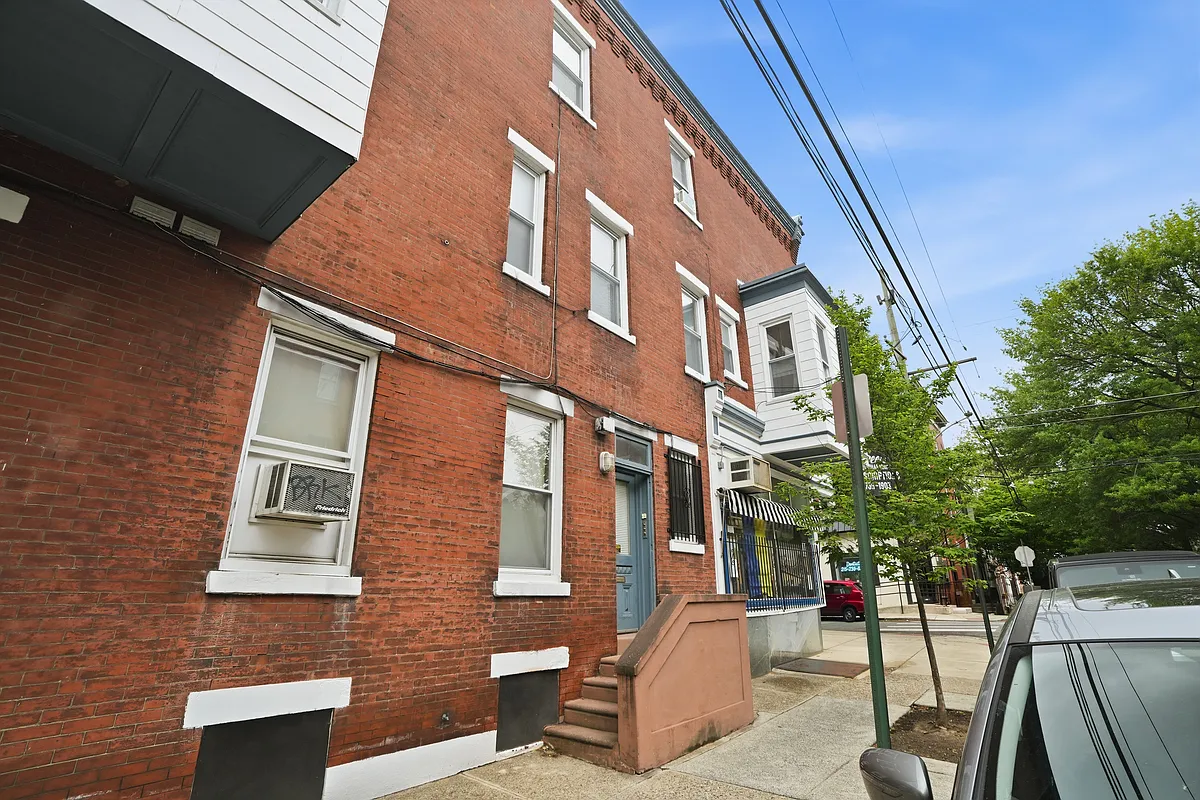 Building Photo - 2441 Brown St #2F