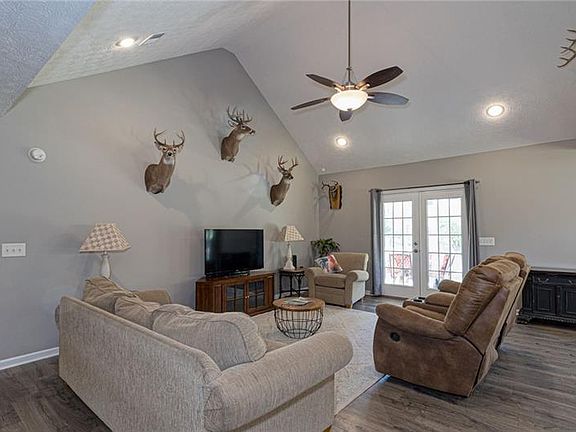3rd image of 284 Cynthia Dr