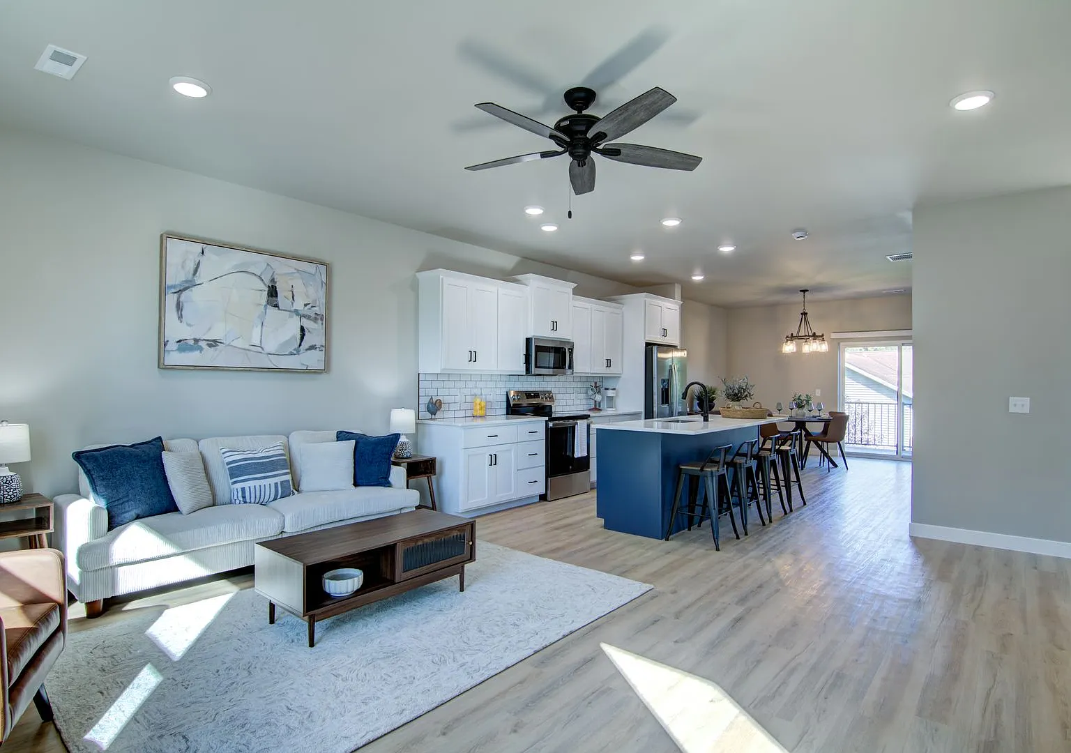 Brand New Luxury Townhomes: 3BR, 2.5Bath Altoona WI — Photo 4